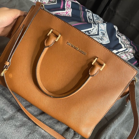 Michael Kors Luggage Bag/Purse Crossbody - Picture 2 of 3